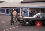 Standbild Dr Seamans Inspektion AF Truppen und Präsentation Medaillen Tan Son Nhut Vietnam, 1970, aus Sekunde 26 historischem Filmmaterial Videoclip 65675026838
