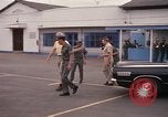 Standbild Dr Seamans Inspektion AF Truppen und Präsentation Medaillen Tan Son Nhut Vietnam, 1970, aus Sekunde 27 historischem Filmmaterial Videoclip 65675026838