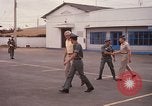 Standbild Dr Seamans Inspektion AF Truppen und Präsentation Medaillen Tan Son Nhut Vietnam, 1970, aus Sekunde 28 historischem Filmmaterial Videoclip 65675026838