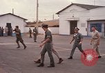Standbild Dr Seamans Inspektion AF Truppen und Präsentation Medaillen Tan Son Nhut Vietnam, 1970, aus Sekunde 29 historischem Filmmaterial Videoclip 65675026838