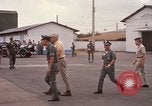 Standbild Dr Seamans Inspektion AF Truppen und Präsentation Medaillen Tan Son Nhut Vietnam, 1970, aus Sekunde 30 historischem Filmmaterial Videoclip 65675026838