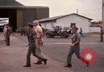 Standbild Dr Seamans Inspektion AF Truppen und Präsentation Medaillen Tan Son Nhut Vietnam, 1970, aus Sekunde 31 historischem Filmmaterial Videoclip 65675026838