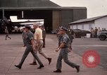 Standbild Dr Seamans Inspektion AF Truppen und Präsentation Medaillen Tan Son Nhut Vietnam, 1970, aus Sekunde 32 historischem Filmmaterial Videoclip 65675026838