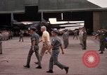 Standbild Dr Seamans Inspektion AF Truppen und Präsentation Medaillen Tan Son Nhut Vietnam, 1970, aus Sekunde 33 historischem Filmmaterial Videoclip 65675026838