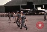 Standbild Dr Seamans Inspektion AF Truppen und Präsentation Medaillen Tan Son Nhut Vietnam, 1970, aus Sekunde 34 historischem Filmmaterial Videoclip 65675026838