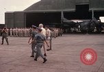 Standbild Dr Seamans Inspektion AF Truppen und Präsentation Medaillen Tan Son Nhut Vietnam, 1970, aus Sekunde 35 historischem Filmmaterial Videoclip 65675026838