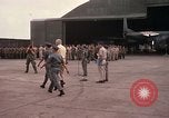 Standbild Dr Seamans Inspektion AF Truppen und Präsentation Medaillen Tan Son Nhut Vietnam, 1970, aus Sekunde 36 historischem Filmmaterial Videoclip 65675026838