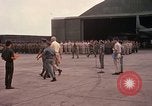 Standbild Dr Seamans Inspektion AF Truppen und Präsentation Medaillen Tan Son Nhut Vietnam, 1970, aus Sekunde 37 historischem Filmmaterial Videoclip 65675026838