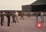 Standbild Dr Seamans Inspektion AF Truppen und Präsentation Medaillen Tan Son Nhut Vietnam, 1970, aus Sekunde 38 historischem Filmmaterial Videoclip 65675026838
