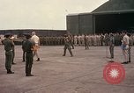 Standbild Dr Seamans Inspektion AF Truppen und Präsentation Medaillen Tan Son Nhut Vietnam, 1970, aus Sekunde 39 historischem Filmmaterial Videoclip 65675026838