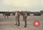 Standbild Dr Seamans Inspektion AF Truppen und Präsentation Medaillen Tan Son Nhut Vietnam, 1970, aus Sekunde 40 historischem Filmmaterial Videoclip 65675026838