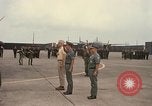 Standbild Dr Seamans Inspektion AF Truppen und Präsentation Medaillen Tan Son Nhut Vietnam, 1970, aus Sekunde 41 historischem Filmmaterial Videoclip 65675026838
