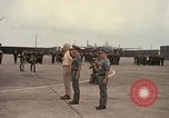 Standbild Dr Seamans Inspektion AF Truppen und Präsentation Medaillen Tan Son Nhut Vietnam, 1970, aus Sekunde 42 historischem Filmmaterial Videoclip 65675026838