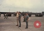 Standbild Dr Seamans Inspektion AF Truppen und Präsentation Medaillen Tan Son Nhut Vietnam, 1970, aus Sekunde 43 historischem Filmmaterial Videoclip 65675026838
