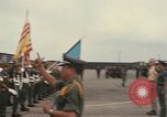 Standbild Dr Seamans Inspektion AF Truppen und Präsentation Medaillen Tan Son Nhut Vietnam, 1970, aus Sekunde 44 historischem Filmmaterial Videoclip 65675026838