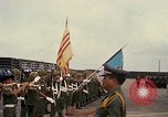 Standbild Dr Seamans Inspektion AF Truppen und Präsentation Medaillen Tan Son Nhut Vietnam, 1970, aus Sekunde 45 historischem Filmmaterial Videoclip 65675026838