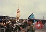 Standbild Dr Seamans Inspektion AF Truppen und Präsentation Medaillen Tan Son Nhut Vietnam, 1970, aus Sekunde 46 historischem Filmmaterial Videoclip 65675026838