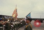 Standbild Dr Seamans Inspektion AF Truppen und Präsentation Medaillen Tan Son Nhut Vietnam, 1970, aus Sekunde 47 historischem Filmmaterial Videoclip 65675026838