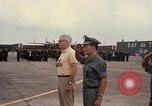 Standbild Dr Seamans Inspektion AF Truppen und Präsentation Medaillen Tan Son Nhut Vietnam, 1970, aus Sekunde 49 historischem Filmmaterial Videoclip 65675026838