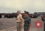 Standbild Dr Seamans Inspektion AF Truppen und Präsentation Medaillen Tan Son Nhut Vietnam, 1970, aus Sekunde 50 historischem Filmmaterial Videoclip 65675026838