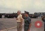 Standbild Dr Seamans Inspektion AF Truppen und Präsentation Medaillen Tan Son Nhut Vietnam, 1970, aus Sekunde 51 historischem Filmmaterial Videoclip 65675026838
