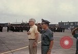 Standbild Dr Seamans Inspektion AF Truppen und Präsentation Medaillen Tan Son Nhut Vietnam, 1970, aus Sekunde 52 historischem Filmmaterial Videoclip 65675026838