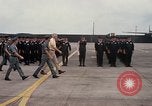 Standbild Dr Seamans Inspektion AF Truppen und Präsentation Medaillen Tan Son Nhut Vietnam, 1970, aus Sekunde 53 historischem Filmmaterial Videoclip 65675026838
