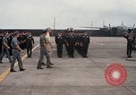 Standbild Dr Seamans Inspektion AF Truppen und Präsentation Medaillen Tan Son Nhut Vietnam, 1970, aus Sekunde 54 historischem Filmmaterial Videoclip 65675026838