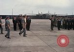 Standbild Dr Seamans Inspektion AF Truppen und Präsentation Medaillen Tan Son Nhut Vietnam, 1970, aus Sekunde 55 historischem Filmmaterial Videoclip 65675026838