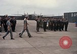 Standbild Dr Seamans Inspektion AF Truppen und Präsentation Medaillen Tan Son Nhut Vietnam, 1970, aus Sekunde 56 historischem Filmmaterial Videoclip 65675026838
