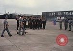 Standbild Dr Seamans Inspektion AF Truppen und Präsentation Medaillen Tan Son Nhut Vietnam, 1970, aus Sekunde 57 historischem Filmmaterial Videoclip 65675026838