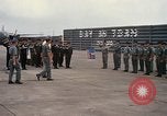 Standbild Dr Seamans Inspektion AF Truppen und Präsentation Medaillen Tan Son Nhut Vietnam, 1970, aus Sekunde 58 historischem Filmmaterial Videoclip 65675026838