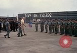 Standbild Dr Seamans Inspektion AF Truppen und Präsentation Medaillen Tan Son Nhut Vietnam, 1970, aus Sekunde 59 historischem Filmmaterial Videoclip 65675026838