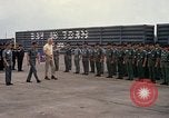 Standbild Dr Seamans Inspektion AF Truppen und Präsentation Medaillen Tan Son Nhut Vietnam, 1970, aus Sekunde 60 historischem Filmmaterial Videoclip 65675026838