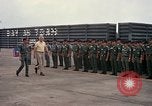 Standbild Dr Seamans Inspektion AF Truppen und Präsentation Medaillen Tan Son Nhut Vietnam, 1970, aus Sekunde 61 historischem Filmmaterial Videoclip 65675026838