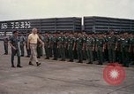 Standbild Dr Seamans Inspektion AF Truppen und Präsentation Medaillen Tan Son Nhut Vietnam, 1970, aus Sekunde 62 historischem Filmmaterial Videoclip 65675026838