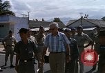Immagine di Dr Seamans ispezionando la formazione delle strutture scolastiche Nha Trang Air Base Vietnam, 1970, secondo 13 filmato di repertorio 65675026839
