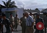 Immagine di Dr Seamans ispezionando la formazione delle strutture scolastiche Nha Trang Air Base Vietnam, 1970, secondo 14 filmato di repertorio 65675026839