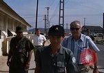 Immagine di Dr Seamans ispezionando la formazione delle strutture scolastiche Nha Trang Air Base Vietnam, 1970, secondo 17 filmato di repertorio 65675026839