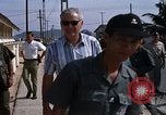 Immagine di Dr Seamans ispezionando la formazione delle strutture scolastiche Nha Trang Air Base Vietnam, 1970, secondo 18 filmato di repertorio 65675026839