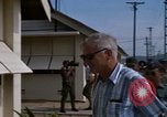 Immagine di Dr Seamans ispezionando la formazione delle strutture scolastiche Nha Trang Air Base Vietnam, 1970, secondo 19 filmato di repertorio 65675026839