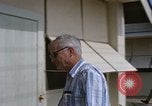 Immagine di Dr Seamans ispezionando la formazione delle strutture scolastiche Nha Trang Air Base Vietnam, 1970, secondo 20 filmato di repertorio 65675026839