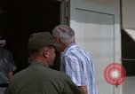 Immagine di Dr Seamans ispezionando la formazione delle strutture scolastiche Nha Trang Air Base Vietnam, 1970, secondo 21 filmato di repertorio 65675026839