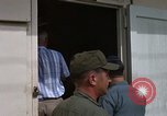 Immagine di Dr Seamans ispezionando la formazione delle strutture scolastiche Nha Trang Air Base Vietnam, 1970, secondo 23 filmato di repertorio 65675026839