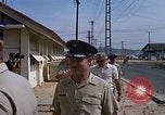 Immagine di Dr Seamans ispezionando la formazione delle strutture scolastiche Nha Trang Air Base Vietnam, 1970, secondo 24 filmato di repertorio 65675026839