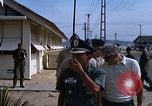 Immagine di Dr Seamans ispezionando la formazione delle strutture scolastiche Nha Trang Air Base Vietnam, 1970, secondo 27 filmato di repertorio 65675026839