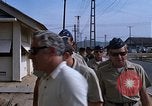 Immagine di Dr Seamans ispezionando la formazione delle strutture scolastiche Nha Trang Air Base Vietnam, 1970, secondo 30 filmato di repertorio 65675026839