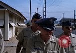 Immagine di Dr Seamans ispezionando la formazione delle strutture scolastiche Nha Trang Air Base Vietnam, 1970, secondo 35 filmato di repertorio 65675026839