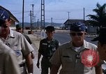 Immagine di Dr Seamans ispezionando la formazione delle strutture scolastiche Nha Trang Air Base Vietnam, 1970, secondo 36 filmato di repertorio 65675026839
