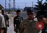 Immagine di Dr Seamans ispezionando la formazione delle strutture scolastiche Nha Trang Air Base Vietnam, 1970, secondo 37 filmato di repertorio 65675026839